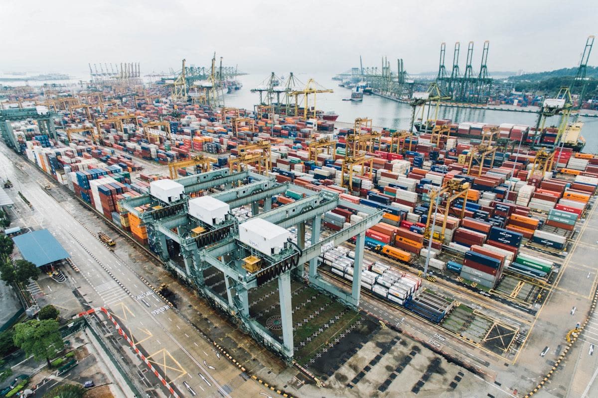 Aktivitas logistik dan freight forwarding di pelabuhan